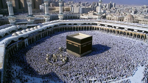 Vast Mecca courtyard encircling the Kaaba during pilgrimage.