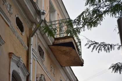 The Old Decaying Balcony: The Story in Detail