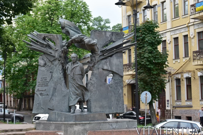 Monumental Heroism: The Bronze Statue Free Stock Photo