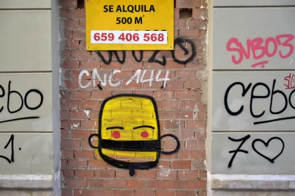 Unique Cubist Street Art: Yellow Faces in Urban Setting Free Stock Photo