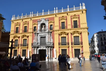 Ornate Yellow Building - A Testament to Royal Grandeur