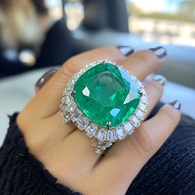 Elegant Emerald Gemstone Ring