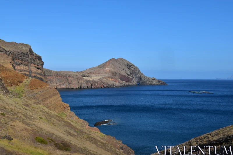 PHOTO Scenic View of Madeira's Cliffs and Sea