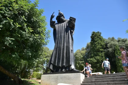 Historic Bronze Monument Amidst Nature Free Stock Photo