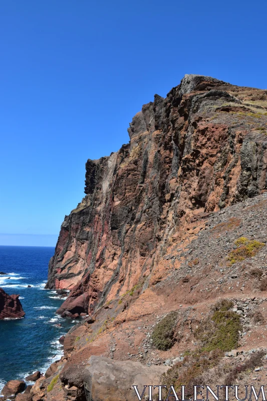 PHOTO Majestic Madeira Cliffside View