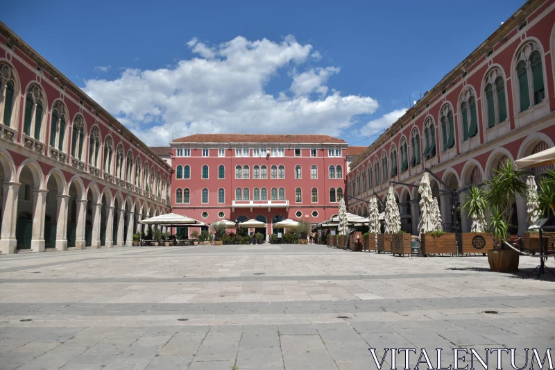 PHOTO Architectural Elegance in Split's Courtyard