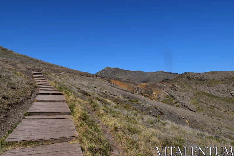 Scenic Hiking Trail through Mountains Free Stock Photo