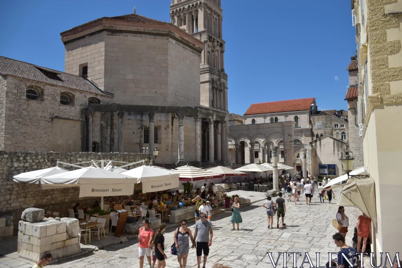 PHOTO Bustling Summer Day in Split's Square