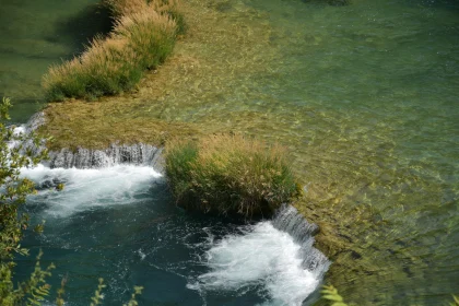 Peaceful Cascades in Nature