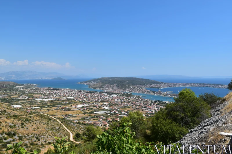 PHOTO Stunning Seascape Overlooking a Coastal Town