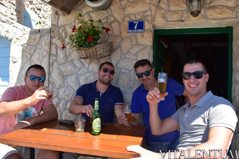 Friends Drinking Beer in the Sun Free Stock Photo