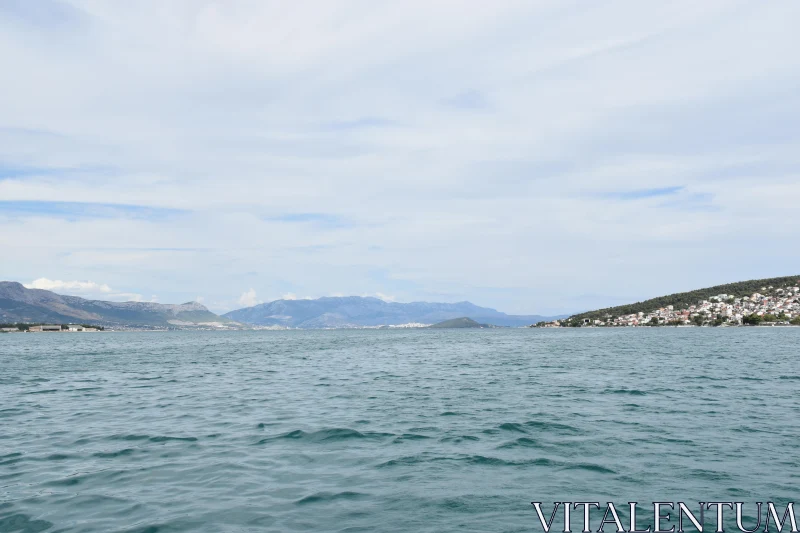 Serene Coastal and Mountain View Free Stock Photo