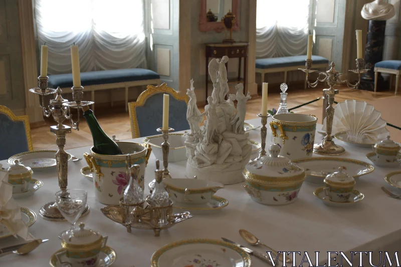 PHOTO Classical Elegance in Table Setting