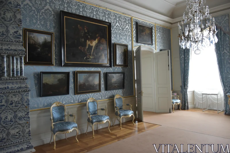 PHOTO Classic Art in an Opulent Interior