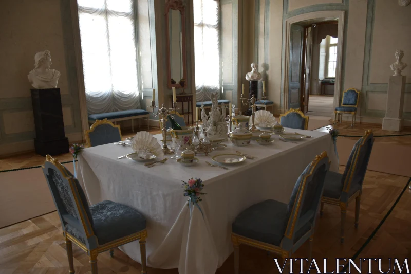 PHOTO Elegant Historical Dining Room